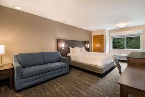 Postel nebo postele na pokoji v ubytování Best Western Mt. Hood Inn