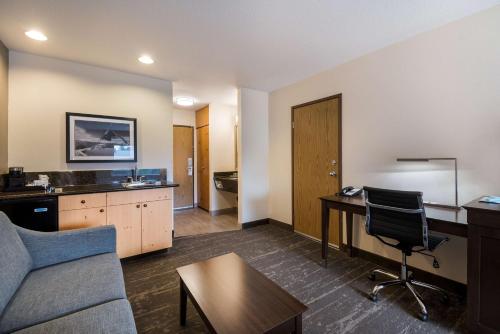a living room with a couch and a desk in a room at Best Western Mt. Hood Inn in Government Camp