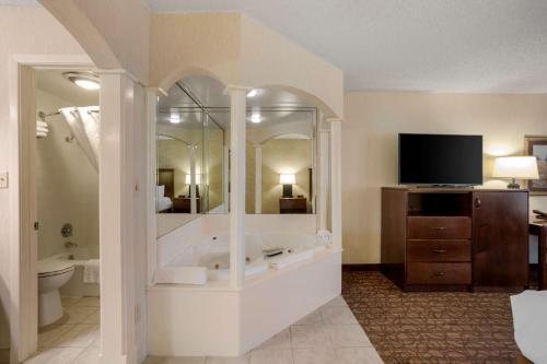 尤里卡泉鎮的住宿－奧沙克貝斯特韋斯特酒店，一间带浴缸的浴室和一台电视机