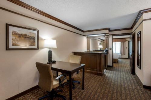 a hotel room with a desk and a room at Best Western Inn of the Ozarks in Eureka Springs