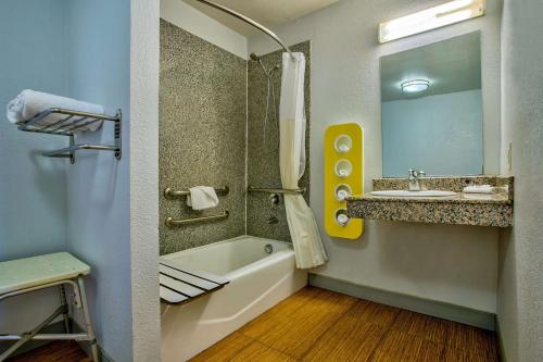 y baño con bañera, lavamanos y bañera. en Motel 6-Menifee, CA, en Menifee