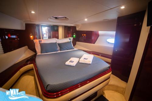 uma pequena cama na parte de trás de um barco em Barco no Coração da Cidade - Iate de 5 estrelas em Viana do Castelo