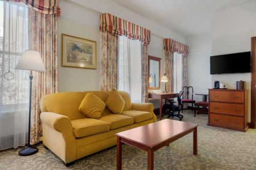 a living room with a yellow couch and a table at Best Western Plus Pioneer Square Hotel Downtown in Seattle