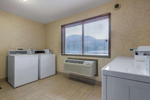 una cocina con electrodomésticos blancos y una ventana en Best Western Plus Fernie Mountain Lodge en Fernie