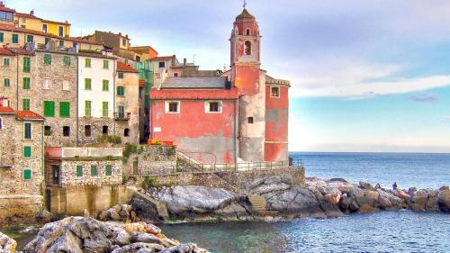 un gruppo di edifici sulle rocce vicino all'acqua di Cà de Lerse a Lerici