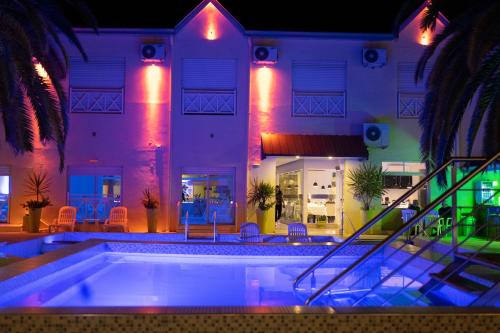 a house with a swimming pool at night at Alto Verde Suite & Apart in Termas de Río Hondo