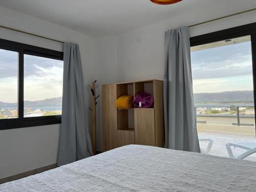 1 dormitorio con cama y ventana grande en Villa General Belgrano, sobre Lago Los Molinos in 