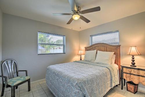 um quarto com uma cama e uma ventoinha de tecto em Clearwater Retreat Near Beach, Golf, and Boating! em Clearwater