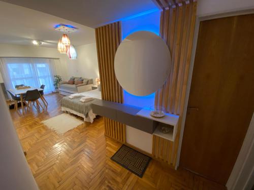 sala de estar con un espejo grande en la pared en Monoambiente de diseño confortable -Puerto Madryn en Puerto Madryn