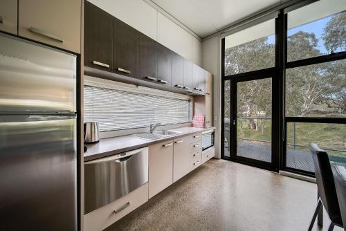 Η κουζίνα ή μικρή κουζίνα στο Ecocrackenback 12 Sustainable chalet close to the slopes