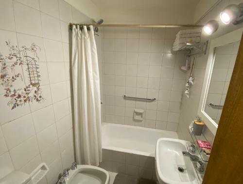 a bathroom with a tub and a sink and a toilet at Monoambiente de diseño confortable -Puerto Madryn in Puerto Madryn