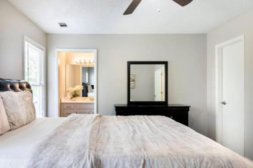 - une chambre avec un grand lit et un miroir dans l'établissement Discounted Gorgeous 2 bed/ 2.5 bathroom Townhome, à Riverdale