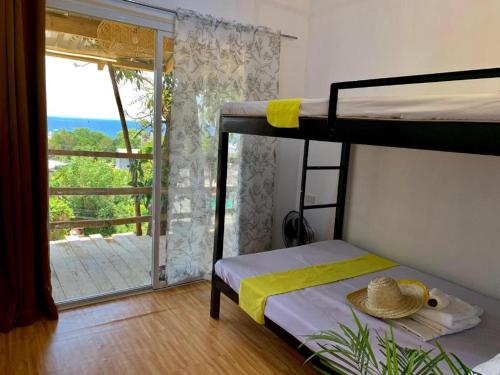 1 dormitorio con 2 literas y balcón en Casita Lodge Kubo, en San Juan