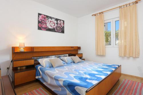 Postel nebo postele na pokoji v ubytování Apartments by the sea Rogoznica - 20142