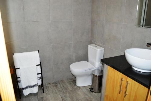a bathroom with a toilet and a sink at Casa do Arrodeio in São Mateus