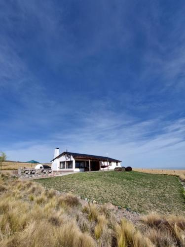 una casa en una colina en medio de un campo en Casa Pradera de los Andes en Tupungato