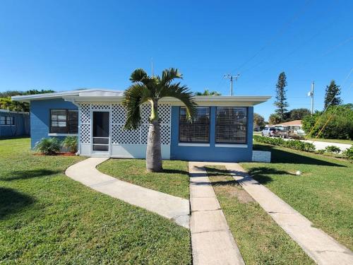 Midtown Cottage - In the heart of Cocoa Beach