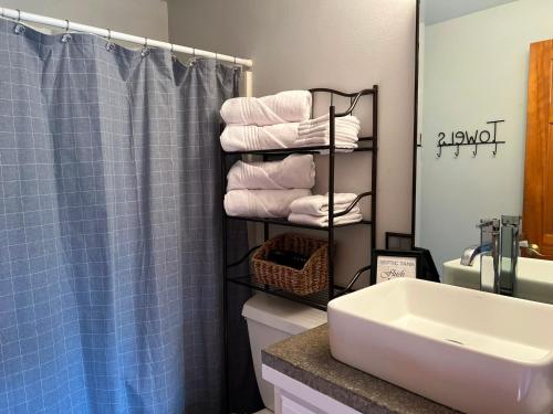 La salle de bains est pourvue d'un sèche-serviettes et d'un lavabo. dans l'établissement Ohop Lake Escape, à Eatonville