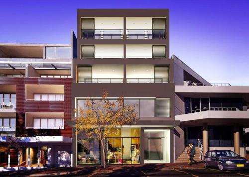 un edificio con un coche aparcado delante de él en Stunning Apartment in Neutral Bay GRO17401, en Sídney