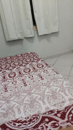 a red and white rug on the floor in a bathroom at Hostel da Floresta in Vitória