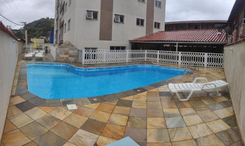 a swimming pool in the middle of a building at Apartamento Espaçoso Perto da Praia in Caraguatatuba