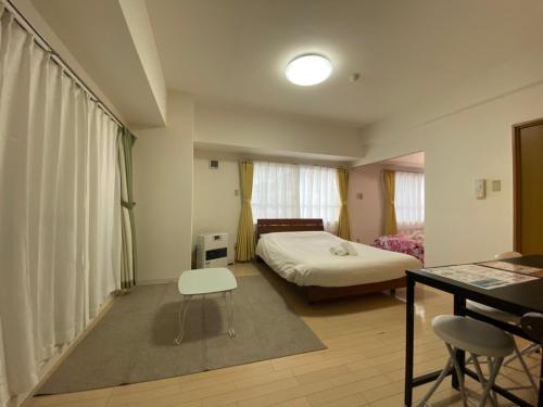 Krevet ili kreveti u jedinici u objektu Downtown area Spacious cozy room Susukino IK301