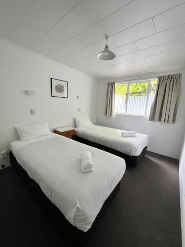 a room with two beds and a window at Bings Motel in Blenheim