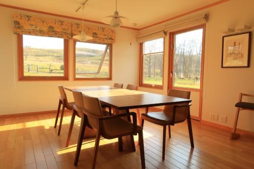 Tsurui的住宿－Farm Inn Torch A - Vacation STAY 92716v，一间带木桌和椅子的用餐室