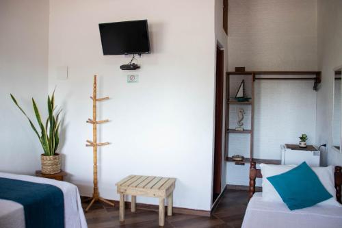 Телевизия и/или развлекателен център в Suites Casa Azul-Vila do Abraão- conforto, limpeza, ótima localização
