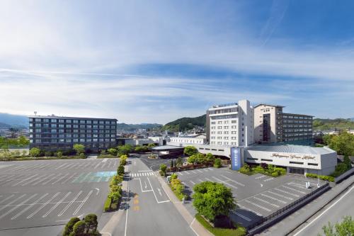 een luchtzicht op een stad met gebouwen bij Hida Takayama Onsen Takayama Green Hotel in Takayama