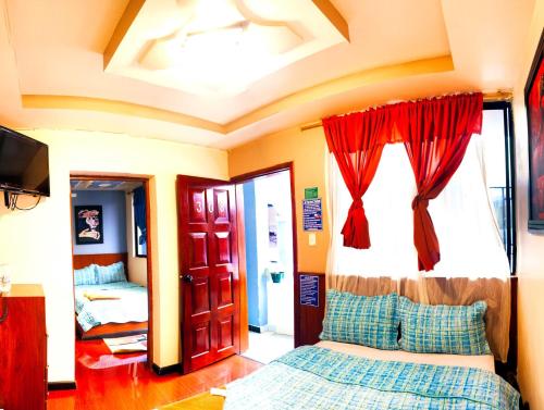 1 dormitorio con cama y ventana en Hostal History, en Quito