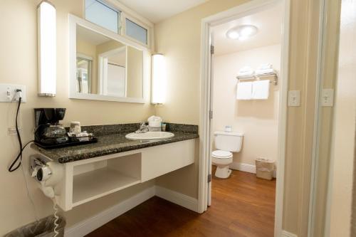 łazienka z umywalką i toaletą w obiekcie Pea Soup Andersen's Inn w mieście Buellton