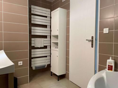 une salle de bain avec toilettes et lavabo dans l'établissement Appartement calme avec terrasse - 2 chambres, 4 pers, proche plage et randonnées, Banyuls-sur-Mer - FR-1-225C-95, à Banyuls-sur-Mer