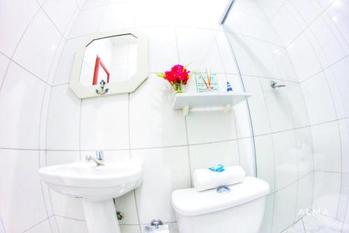 阿布拉昂的住宿－Suites Casa Azul-Vila do Abraão- conforto, limpeza, ótima localização，白色的浴室设有卫生间和水槽。