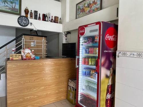 een coca cola koelkast in een keuken naast een aanrecht bij Ky Phu in Thuan An