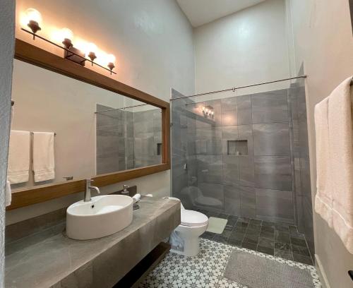 Bilik mandi di Hotel Casa Nodin