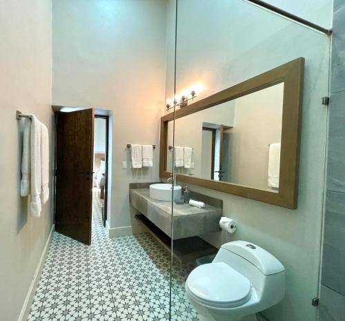 Bilik mandi di Hotel Casa Nodin
