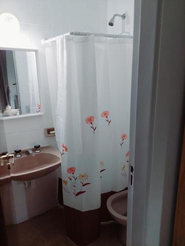 baño con cortina de ducha con flores en Rolgar en Mendoza