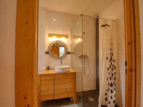 ein Bad mit einem Waschbecken und einer Dusche mit einem Spiegel in der Unterkunft Appartement Samoëns, 3 pièces, 4 personnes - FR-1-642-77 in Samoëns