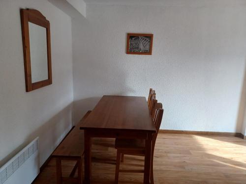 - une table à manger avec des chaises et un miroir dans l'établissement Appartement spacieux à 300m des pistes et commerces, balcon sud, parking. Confortable - FR-1-618-23, à Albiez-Montrond