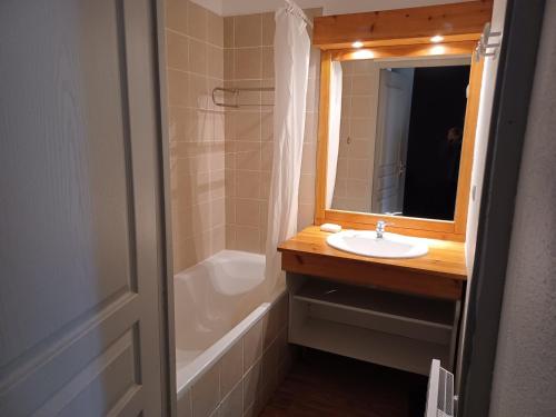 une salle de bain avec un lavabo et un miroir dans l'établissement Appartement spacieux à 300m des pistes et commerces, balcon sud, parking. Confortable - FR-1-618-23, à Albiez-Montrond