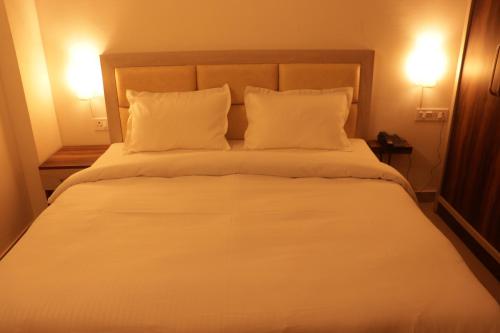 Una cama o camas en una habitación de Paradise Inn