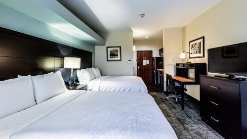 Habitación de hotel con 2 camas y TV de pantalla plana. en Staybridge Suites Laredo, an IHG Hotel, en Laredo