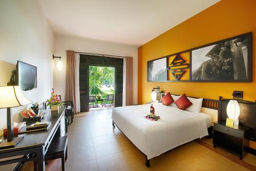 Postel nebo postele na pokoji v ubytování Hoi An Beach Resort