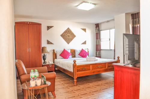 Un pat sau paturi într-o cameră la Regent Lodge Lampang