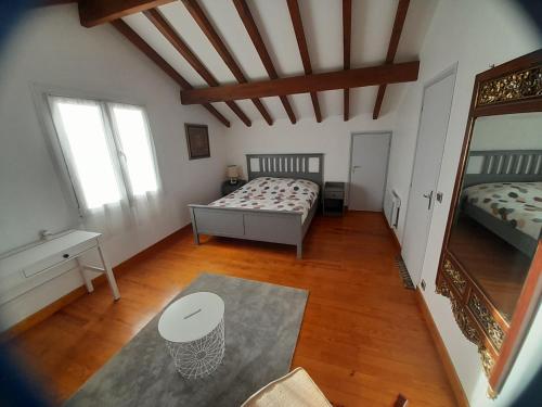 Habitación grande con 2 camas y espejo. en Artzamendi, LA RHUNE, 4 Chambres 155 m2, en Ustaritz