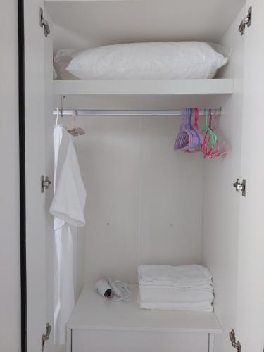 sypialnia z łóżkiem piętrowym i ręcznikami w obiekcie HAPPY SPACE วิลล่าทั้งหลัง 2นอน 2น้ำ ฟรี Wifi จอดรถ w mieście Nakhon Phanom