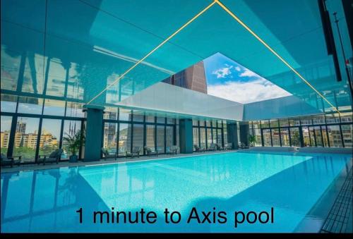 una grande piscina in un edificio di Archi tower - Luxury apartment in Vake a Tbilisi City