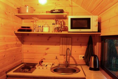 Kuchyň nebo kuchyňský kout v ubytování Jvarisa Glamping
