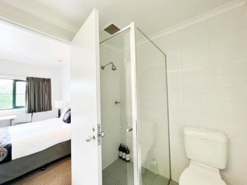 アデレードにあるStudio 431/247 gouger st ex hotel room in cityの白いバスルーム(シャワー、トイレ付)